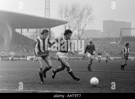 Football, Bundesliga, 1971/1972, le FC Schalke 04 contre 1. FC Kaiserslautern 3:0 Stade, Glueckaufkampfbahn à Gelsenkirchen, scène du match, f.l.t.r. Klaus Ackermann (FCK), Heinz van Haaren, Rolf Ruessmann (S04) Banque D'Images