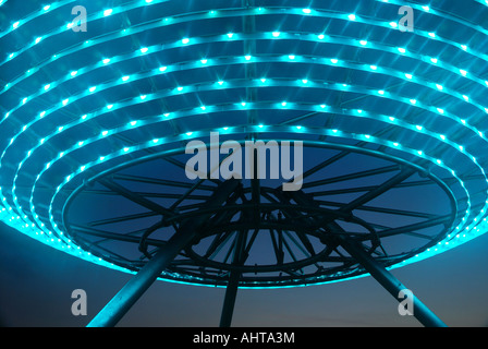 'L'auréole' est une sculpture lumineuse située au-dessus de Haslingden and dans le Lancashire. Banque D'Images