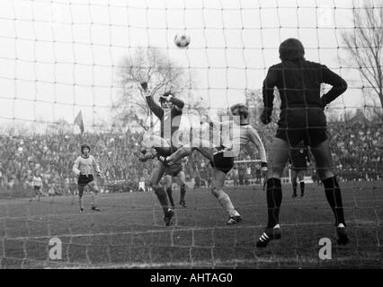 Football, Bundesliga, 1971/1972, VfL Bochum contre Borussia Dortmund 4:2, stade à l'Castroper Strasse à Bochum, scène du match, f.l.t.r. Theodor Rielaender (BVB), Hans Walitza (Bochum), Reinhold Mathes (BVB), keeper Juergen Rynio (BVB) Banque D'Images