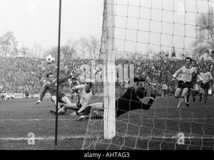 Football, Bundesliga, 1971/1972, VfL Bochum contre Borussia Dortmund 4:2, stade à l'Castroper Strasse à Bochum, scène du match, f.l.t.r. Hans Guenther Etterich (Bochum), Reinhold Mathes (BVB), keeper Juergen Rynio (BVB), Juergen Schuetz (BVB) Banque D'Images