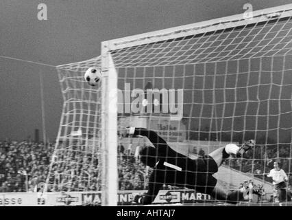 Football, Bundesliga, 1971/1972, poste d'Oberhausen et de l'Eintracht Brunswick 1:1, stade Niederrhein à Oberhausen, scène du match, gardien Bernd Franke (Braunschweig), ball raté l'objectif Banque D'Images