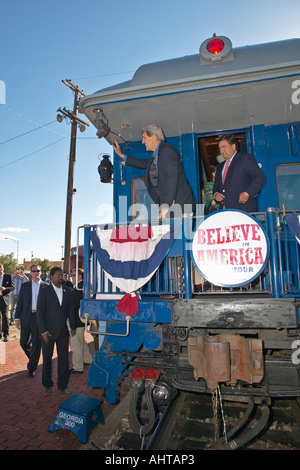 Le sénateur et Mme John Kerry, forme de l'arrière du Kerry Whistle Stop train express à travers l'Amérique Gallup NM Banque D'Images