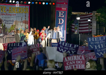 Le sénateur et Mme John Kerry en agitant de la scène à l'Heritage Square Flagstaff AZ Banque D'Images