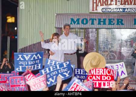 Le sénateur et Mme John Kerry en agitant d'une étape à l'extérieur de la campagne Kerry rally Kingman AZ Banque D'Images