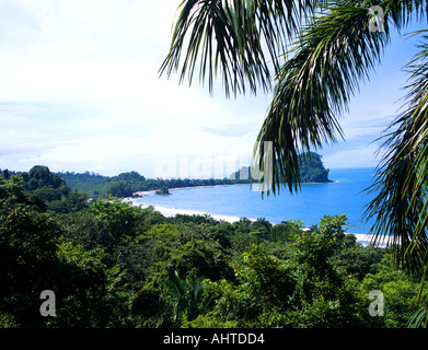 MANUEL ANTONIO COSTA RICA Août Vue à travers la forêt tropicale vierge vers Cathédrale Point dans le Parc National Banque D'Images