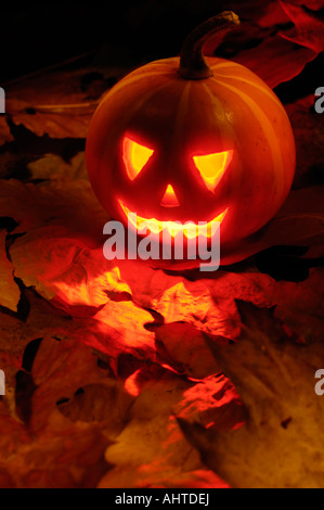 Scary jack-o'-lantern avec les yeux et la bouche sculpté lumineux Halloween de symbole Banque D'Images