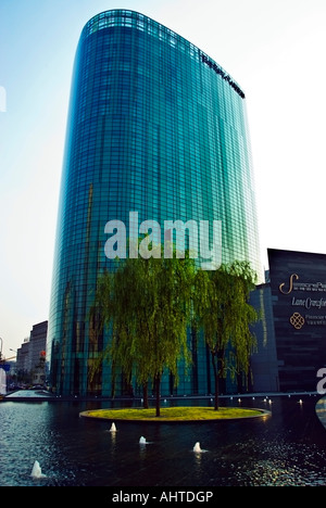 Beijing CHINE, Tourisme extérieur de luxe 'Ritz Carlton Hotel' le quartier de la rue financière à l'extérieur de la Tour de vue, l'étang de jardin, tour d'hôtel Banque D'Images