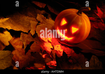 Scary jack-o'-lantern avec les yeux et la bouche sculpté lumineux Halloween de symbole Banque D'Images