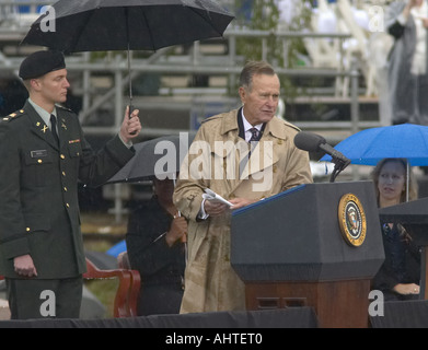 L'ancien président américain George HW Bush parle au cours de la grande cérémonie d'ouverture de la William J. Clinton Presidential Center à Banque D'Images