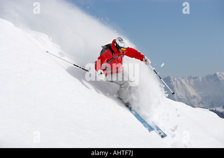 L'Autriche, Saalbach, male skier en tournant dans la neige sur la pente Banque D'Images