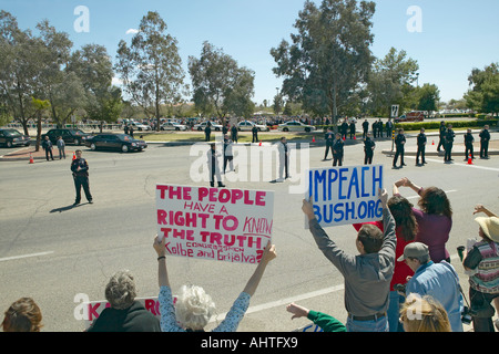 Cortège présidentiel avec le président George W Bush anti Bush rassemblement politique passé avec des signes que lire Impeach Bush à Tucson Banque D'Images