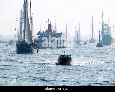 De nombreux bateaux classiques et navires d'Amsterdam à IJmuiden pour accueillir les grands navires à voile 2005 les Pays-Bas Banque D'Images