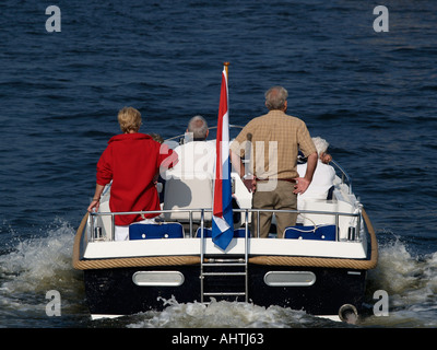 Quatre personnes âgées deux couples âgés en direction de l'aventure dans leurs bateaux Amsterdam Pays-Bas Banque D'Images