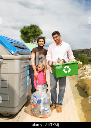 Couple avec enfant et objets de recyclage à côté de ben, Alicante, Espagne, Banque D'Images