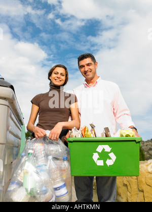 Couple posant avec des objets de recyclage à côté de ben, Alicante, Espagne, Banque D'Images