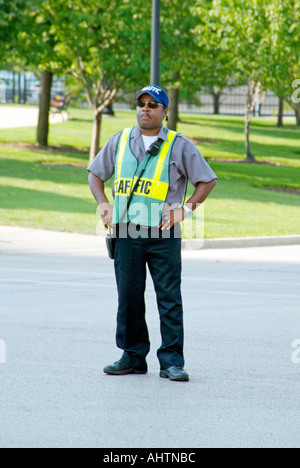 La police de la circulation de la circulation automobile et piétonne directe dans l'état occupé le centre-ville de Chicago en Illinois Banque D'Images