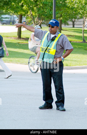 La police de la circulation de la circulation automobile et piétonne directe dans l'état occupé le centre-ville de Chicago en Illinois Banque D'Images