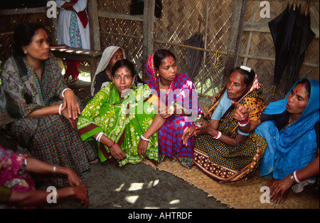 Réunion du groupe coopératif des femmes. Sandwip Island, baie du Bengale, Bangladesh Banque D'Images