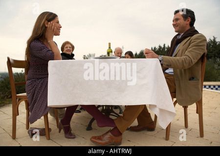 Femme de flirter avec l'homme sous la table Banque D'Images