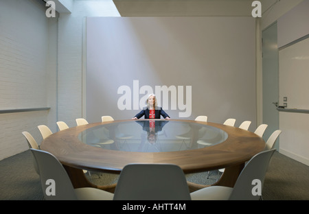 Femme assise seule dans la salle de réunion Banque D'Images