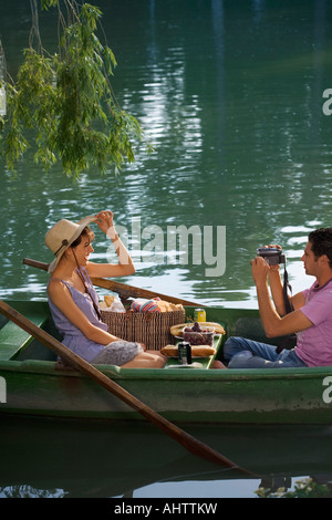 Le tournage de l'homme une femme sur le bateau Banque D'Images