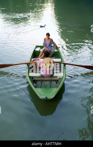 L'homme et la femme dans un bateau Banque D'Images