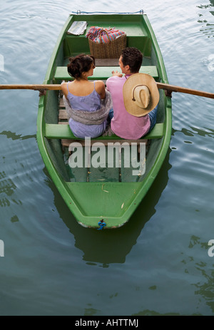 L'homme et la femme dans un bateau Banque D'Images