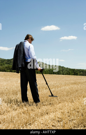 Businessman avec détecteur de métal à l'extérieur. Banque D'Images