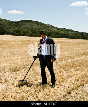 Businessman avec détecteur de métal à l'extérieur. Banque D'Images