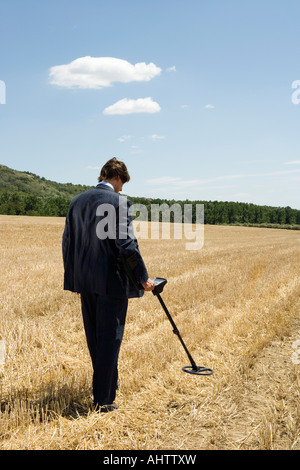 Businessman avec détecteur de métal à l'extérieur. Banque D'Images