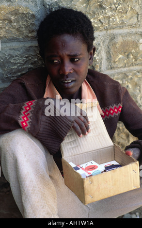 Un jeune garçon vend des cigarettes dans la rue pour payer ses études. Mekelle, Tigray, Éthiopie Banque D'Images