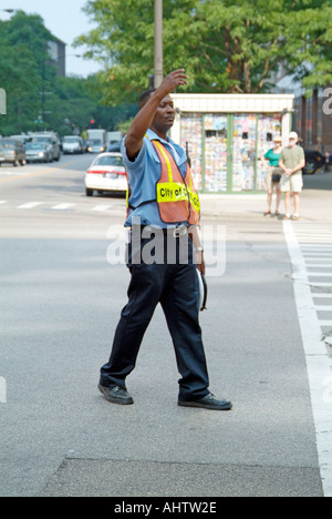 La police de la circulation de la circulation automobile et piétonne directe dans l'état occupé le centre-ville de Chicago en Illinois Banque D'Images