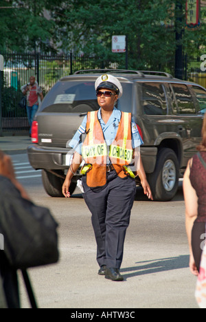 La police de la circulation de la circulation automobile et piétonne directe dans l'état occupé le centre-ville de Chicago en Illinois Banque D'Images