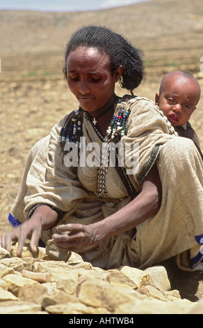 Femme Tigrayan terres de culture en terrasses pour éviter l'érosion des sols.Le nord de l'Éthiopie Banque D'Images