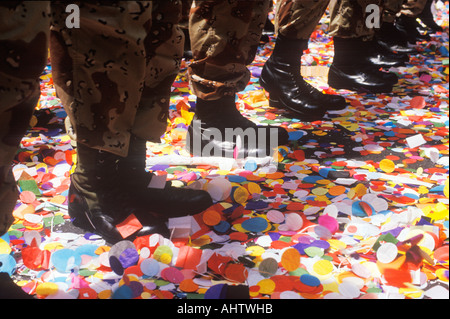 Les bottes des soldats debout dans des restes de New York New York Banque D'Images