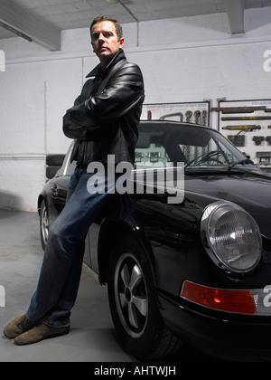 Man Porsche dans un garage. Banque D'Images