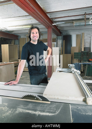 Portrait de Carpenter dans son atelier. Banque D'Images