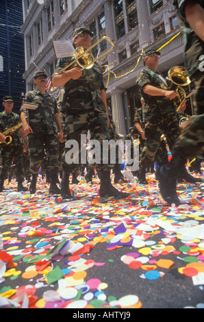 Fanfare militaire de serpentins dans New York New York Banque D'Images