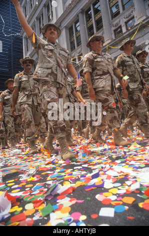 Soldiers marching in de serpentins New York New York Banque D'Images