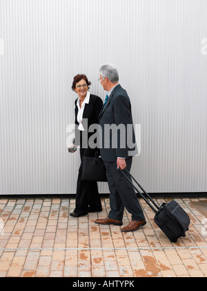 D'affaires par un mur d'argent. Banque D'Images