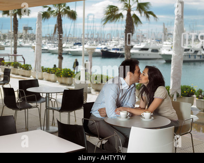 Couple étant affectueux dans un restaurant . Banque D'Images