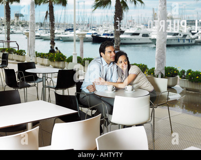 Couple étant affectueux dans un restaurant . Banque D'Images