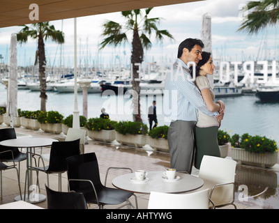 Couple étant affectueux dans un restaurant . Banque D'Images