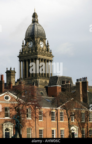 Les bâtiments de style géorgien avec Leeds Park Square Hôtel de ville en arrière-plan Yorkshire UK Banque D'Images