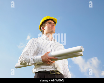 Surveyor en face de ciel bleu. Banque D'Images