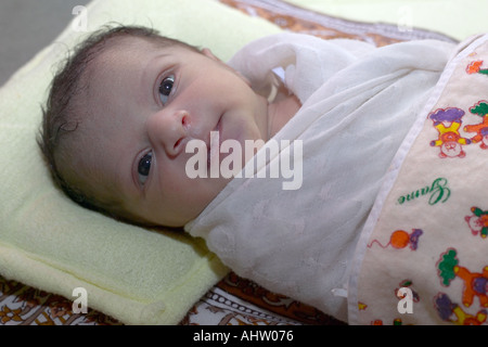 91769 AAD Juste né dix jours ancien nouveau Indian Baby Girl Child lying enroulé sur le modèle lit libéré Banque D'Images