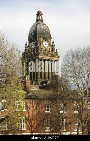 Les bâtiments de style géorgien avec Leeds Park Square Hôtel de ville en arrière-plan Yorkshire UK Banque D'Images