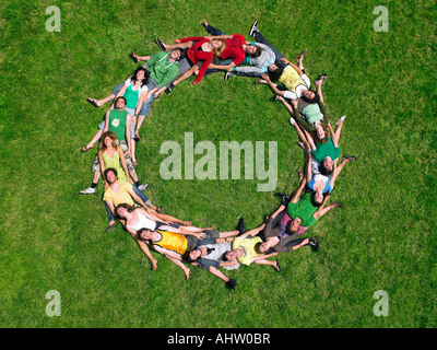 Group lying on grass in a circle Banque D'Images