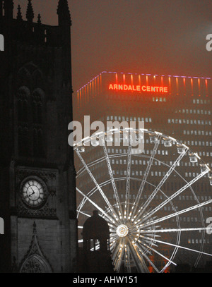 Manchester Cathedrall à Noël avec la roue et le centre commercial Arndale en arrière-plan Banque D'Images