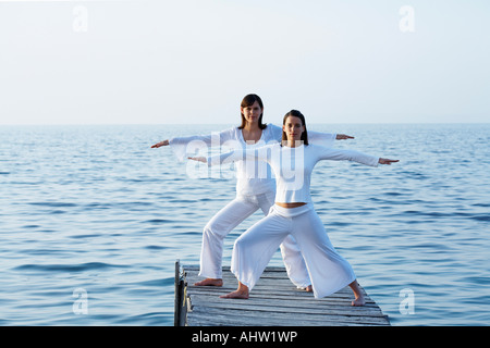 Deux femmes sur un quai faisant du yoga. Banque D'Images